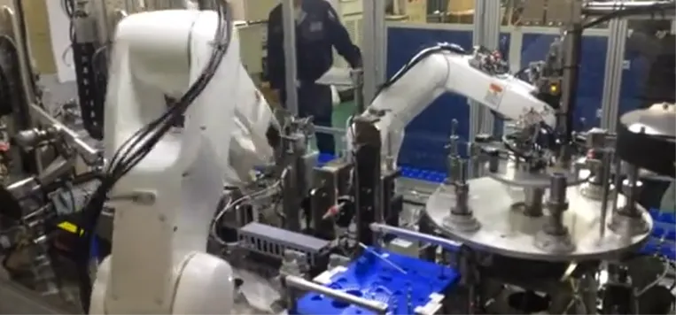 組立工程ロボット導入の事例画像